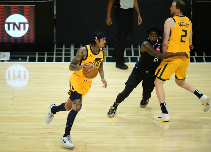 Jordan Clarkson (00) scans the floor against the Los Angeles Clippers